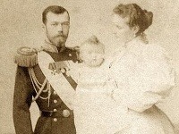 Mikuláš II s manželkou. Boľševici ich popravili. Mikuláš II s manželkou. Boľševici ich popravili.