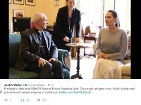 Angelina Jolie prišla na stretnutie s arcibiskupom bez podprsenky. 