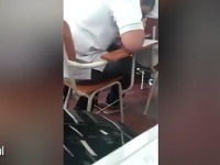 Zohýna sa nad knihou a droguje Zohýna sa nad knihou a droguje