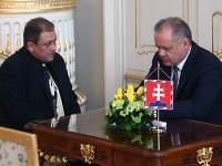 Bývalý príslušník SIS a korunný svedok zavlečenia Michala Kováča mladšieho do cudziny Oskar Fegyveres a prezident SR Andrej Kiska počas prijatia v Prezidentskom paláci. 