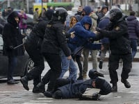Polícia protesty v Minsku brutálne potlačila. Polícia protesty v Minsku brutálne potlačila.