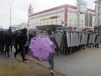 Polícia protesty v Minsku brutálne potlačila.