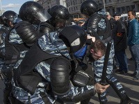 Počas demonštrácií v Rusku zadržali stovky ľudí.
