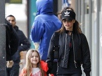 Victoria Beckham a jej dcérka Harper na spoločnej prechádzke neušli pozornosti paparazzov. 