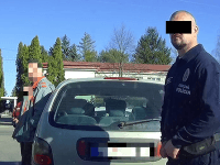Muža zastavila polícia v Tekovských Lužanoch Muža zastavila polícia v Tekovských Lužanoch