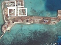 Čínske zbrane na novovybudovanom ostrove.