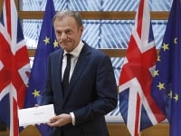 Predseda Európskej rady Donald Tusk drží list podpísaný britskou premiérkou Theresou Mayovou, ktorým Spojené kráľovstvo oficiálne oznámilo aktivovanie článku 50 Lisabonskej zmluvy v Bruseli 29. marca 2017.