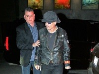 Johnny Depp je strhaný a vychudnutý. Pri príchode na párty ho musel ochrankár podopierať. 