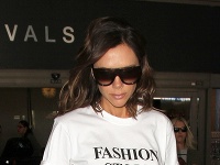 Victoria Beckham dala týmto tričkom najavo, že jej móda ukradla úsmev. 