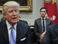 Jared Kushner (v pozadí) a Donald Trump Jared Kushner (v pozadí) a Donald Trump