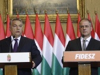 Maďarský premiér Viktor Orbán (vľavo) a predseda parlamentnej frakcie maďarskej vládnej strany Fidesz Lajos Kósa. Maďarský premiér Viktor Orbán (vľavo) a predseda parlamentnej frakcie maďarskej vládnej strany Fidesz Lajos Kósa.