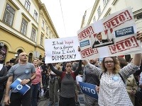 Demonštranti protestujú proti schválenej novele 