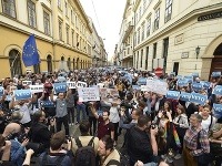 Demonštranti protestujú v uliciach Budapešti. Demonštranti protestujú v uliciach Budapešti.