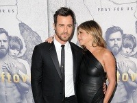 Jennifer Aniston prišla podporiť svojho o tri roky mladšieho manžela Justina Therouxa. 