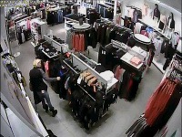 Neznáma páchateľka ukradla v predajni s oblečením veci v hodnote viac ako 900 eur.