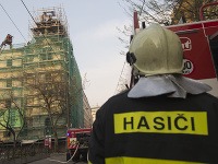 Hasiči zasahujú pri požiari strechy budovi na Jesenského ulici v bratislavskom Starom Meste.