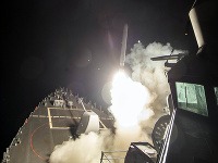 Spojené štáty odpálili vo štvrtok večer približne 60 riadených striel na leteckú základňu v Sýrii.
