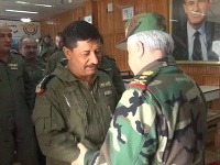 Pilot (vľavo) na snímke s generálom Alim Ayoubom, náčelníkom sýrskej armády