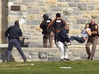 Polícia vynáša zranených študentov.