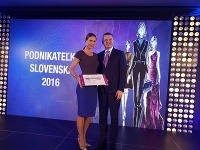 Julianna Hložek Grmannová pri slávnostnom preberaní ocenenia. Julianna Hložek Grmannová pri slávnostnom preberaní ocenenia.