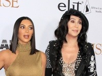 Kim Kardashian a Cher nevyzerajú na tejto momentke najlepšie...