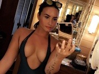 Demi Lovato vystavila na obdiv svoje prsia. 