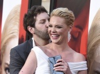 Josh Kelley sa od Katherine Heigl nevedel odlepiť. Josh Kelley sa od Katherine Heigl nevedel odlepiť.