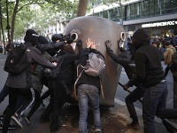 Výsledky prvého kola prezidentských volieb vyvolali v Paríži protesty