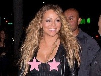 Mariah Carey spod tenkej látky presvitali bradavky. Mariah Carey spod tenkej látky presvitali bradavky.