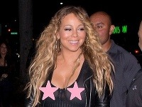 Mariah Carey spod tenkej látky presvitali bradavky. 