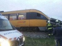Na snímke osobný vlak spoločnosti RegioJet, ktorý sa zrazil s dodávkou