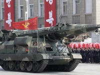 Rakety počas vojenskej prehliadky na Námestí Kim Ir-sena v Pchjongjangu