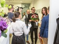 Pozvanie na otvorenie kliniky Envy v Bratislave prijal aj známy módny návrhár Fero Mikloško. 