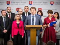 Opozícia chce o škandále mimoriadne rokovať v parlamente. Opozícia chce o škandále mimoriadne rokovať v parlamente.
