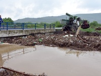 Následky povodne na rieke Roňava.