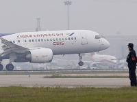 Čínske dopravné lietadlo C919 vzlieta z medzinárodného letiska Pudong v čínskom Šanghaji.