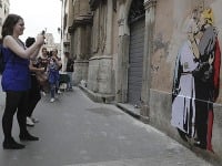 Graffiti na ktorom sa pápež bozkáva s Trumpom Graffiti na ktorom sa pápež bozkáva s Trumpom