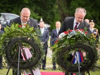 Zľava: Prezident Gruzínska Giorgi Margvelashvili a prezident SR Andrej Kiska počas kladenia vencov k pamätníku Brána Slobody na Devíne v rámci oficiálnej návštevy gruzínskeho prezidenta na Slovensku. Zľava: Prezident Gruzínska Giorgi Margvelashvili a prezident SR Andrej Kiska počas kladenia vencov k pamätníku Brána Slobody na Devíne v rámci oficiálnej návštevy gruzínskeho prezidenta na Slovensku.