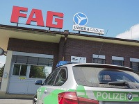 Policajné auto stojí pred závodom spoločnosti FAG Schaeffler v nemeckom Eltmane 15. mája 2017. Nemecká polícia informovala, že počas explózie sa v bavorskom závode spoločnosti FAG Schaeffler zranilo 13 ľudí. Policajné auto stojí pred závodom spoločnosti FAG Schaeffler v nemeckom Eltmane 15. mája 2017. Nemecká polícia informovala, že počas explózie sa v bavorskom závode spoločnosti FAG Schaeffler zranilo 13 ľudí.