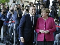 Angela Merkelová víta francúzskeho prezidenta Emmanuela Macrona Angela Merkelová víta francúzskeho prezidenta Emmanuela Macrona