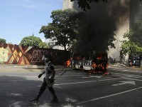 Protesty proti režimu vo Venezuele majú už 42 obetí.