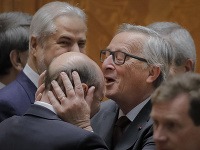 Jean-Claude Juncker sa víta s rumunským exprezidentom Traianom Basescom Jean-Claude Juncker sa víta s rumunským exprezidentom Traianom Basescom