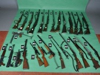 Polícia skonfiškovala pri Žiline arzenál nelegálne držaných zbraní. Okrem desiatok pušiek a pištolí aj granáty, delostreleckú muníciu, rozbušky, chemické látky a pyrotechnický materiál. 