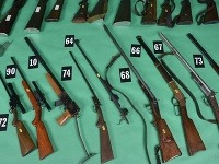 Polícia skonfiškovala pri Žiline arzenál nelegálne držaných zbraní. Okrem desiatok pušiek a pištolí aj granáty, delostreleckú muníciu, rozbušky, chemické látky a pyrotechnický materiál. 
