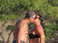 Keely Shaye Smith si užívala slniečko v dvojdielných plavkách. Jej slávny manžel Pierce Brosnan ju takto láskyplne bozkával. 