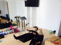 Tomáš Palonder počas cvičenia E-Fit s trénerkou Andreou Kavuličovou.