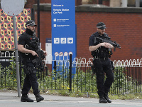 Ozbrojení policajti hliadkujú vo viacerých miestach v Británii.