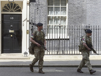 Vojaci hliadkujú pre sídlom premierky v Londýne.