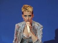 Katy Perry fanúšikom bez ostychu ukázala nohavičky. 