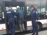 Mestskí policajti pomohli starčekovi nastúpiť do autobusu Mestskí policajti pomohli starčekovi nastúpiť do autobusu